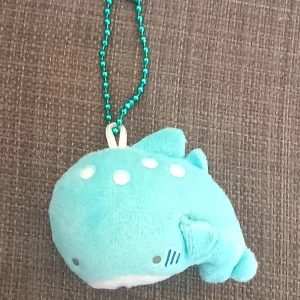 Nyckelring söt val - Bjuder på frakten!!! fick i en gacha med havstema :3 men kommer inte till användning. Mycket skick då den bara hängt på en krok på väggen. Betalas med swish <3