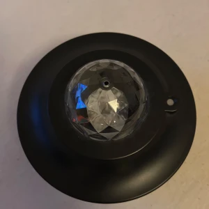 Rymdlampa - En Rymdlampa som fungerar felfritt, dom två sista bilderna är på hur den ser ut när den är på. Där tillkommer sladd samt en fjärrkontroll, kan även kopplas via bluetooth från mobilen till lampan. 