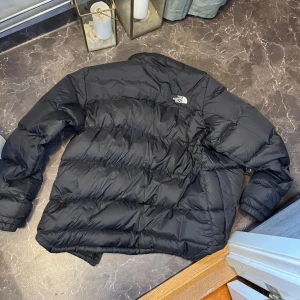 North face puffer jacket - Helt nytt skick, köpte den i januari 2024 och har inte använts mycket alls.