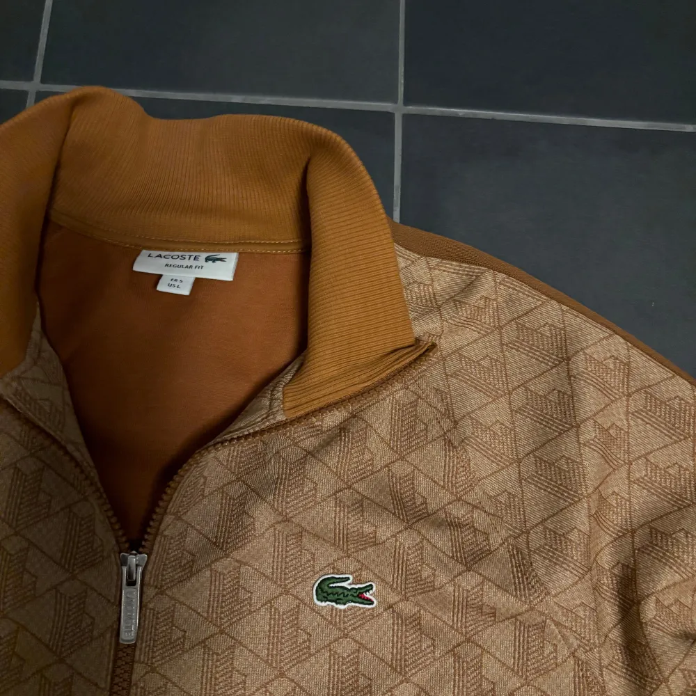 Lacoste full zip från föregående årsmodell, färgen säljs ej längre. Storlek L och mycket sparsamt använd, endast ett fåtal gånger. Nypris 2 300kr. Tveka inte att skriva och fråga vid minsta fundering!. Tröjor & Koftor.