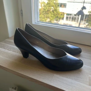 Spetsiga svarta klackar  - Spetsiga svarta klackar 