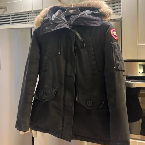 Canade Goose Montebello  - Hej! Då var det dagas att sälja min Canade Goose Montebello jacka i svart då den inte kommer till användning längre. Såklart kommer jag kemtvätta den innan leverans. Självklart äkta med med ny pris:11 999kr 