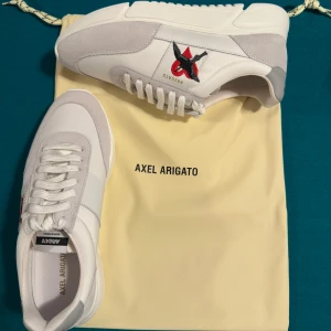 Oanvända Axel-Arigato skor, helt nya i originalförpackning  - Säljer ett par helt nya Axel-Arigato skor, i original förpackning. Frågor om pris och skorna görs privat. 