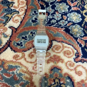 Casio klocka - Cool digital casio klocka, genomskinlig band med vita accenter. Använt skick 