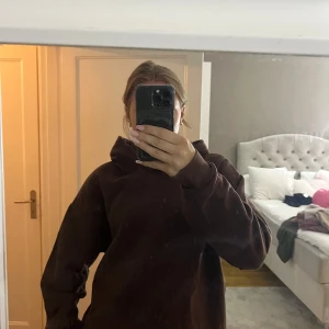 Brun oversized hoodie - Såå skön hoodie och snygg brun färg!! Den är i en oversized passform men i strl S. Aldrig använd men tvättad en gång🤍