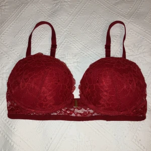 Röd push up BH, fin kvalitet  - Först i kvarn! Kan diskutera pris! Jag säljer en BH från H&M i röd nyans. Spets, storlek 70B! Ej använd, endast provad. 