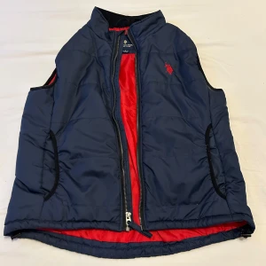 Polo väst  - Västen är storlek ”s”, bra skick (8/10). Passar perfekt på folk mellan 170-175cm. Skicka gärna vid frågor!!  Mvh