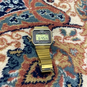 Guldig casio klocka - Guldig digital casio klocka, funkar utan problem. Använt skick 