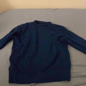 Zara sweatshirt - Rätt så liten i storlek ingen anning om priset för det var en present bra skick inget hål elr ngt sånt. Passar dig om du är runt 155-165 Priset kan gå ner om snabb och smidig affär