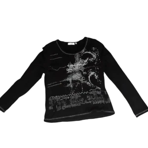 Långärmad tröja med tryck - Extremt cool tröja från signature experience. Säljer eftersom den inte min stil längre :)