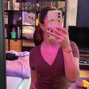 Brun T-shirt - topp/tisha med knappar och v-ringning. Perfekt till hösten🥰 som ny