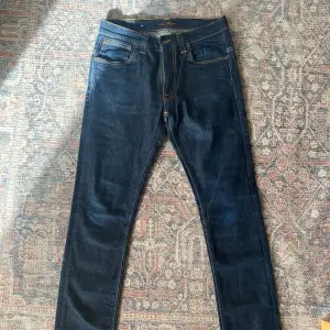 Goa slim jeans från nudie. Säljer för att det var fel storlek. Modell: Tape ted Inga defekter o bra skick Nypris: 1.600