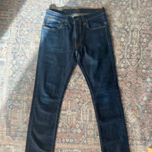 Nudie Jeans - Goa slim jeans från nudie. Säljer för att det var fel storlek. Modell: Tape ted Inga defekter o bra skick Nypris: 1.600