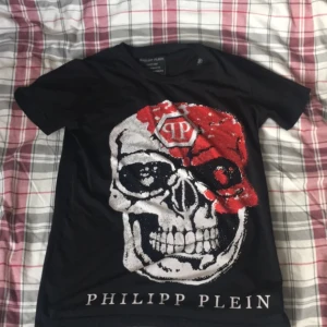 PP (Phillip Plein) T-Shirten - Hej! Jag säljer min Phillip Plein. T-shirten är äkta och kommer i storleken M/S fast passar folk med L och S. T-shirten är använd, men skulle nog säga att skicket är runt nytt-bra. Startpriset på denna t-shirt börjar på 400kr, men kan sänkas. MVH S