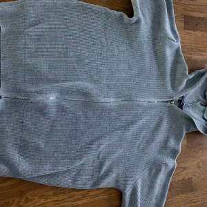 Cashmere zip up - Cashmere zip up köpt för 950 kr. Nyskick endast testad. Säljer pga passar inte mig bra. Modell 170-177 M. Priset är inte hugget!.