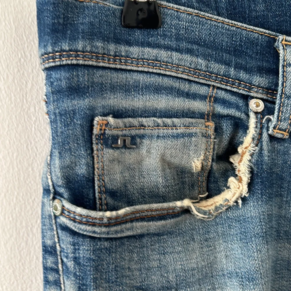 Ett par jeans som är måttligt använda. Är i bra skick men har en fläk på baksidan av byxan därför priset. Säljer för de är för små men bara att skriva om frågor eller fler bilder.. Jeans & Byxor.