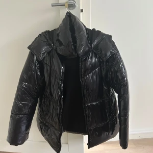 Zara jacka - Jacka från en gammal kollektion från Zara. Väl använd men i fint skick. Går att ta av ärmarna så att det blir en väst. Overzised. 