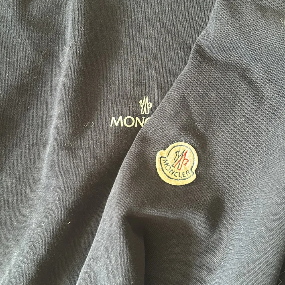 skicka bud!! Fin moncler hoodie. storlek S men passar xs trycket på framsidan är lite skadat men ser ändå fint ut, annars finns det inga problem. Hoodies.