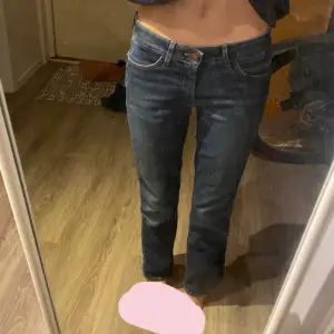 Strl w27 L30, säljes då dom tyvärr har blivit för korta och inte passar som jag vill. Det är gamla jeans men sparsamt använda och ser helt oanvända ut