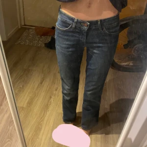 Low waist straight wrangler jeans - Strl w27 L30, säljes då dom tyvärr har blivit för korta och inte passar som jag vill. Det är gamla jeans men sparsamt använda och ser helt oanvända ut
