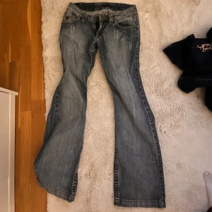 Jeans - Säljer dessa jeansen från loveli, köpte på sellpy , Storlek W27/L32   Passar mig i längden och midjan (är 170cm) och brukar ha 34/32/Xs i jeans