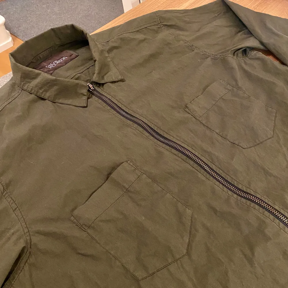 Säljer fet oscarjacobsson overshirt i militär grön! Unik och snygg med skönt material och dubbeldragkedja. Inga defekter! Storlek M/L. Pris 500 eller kom med bud💰!  Bvsa. Jackor.