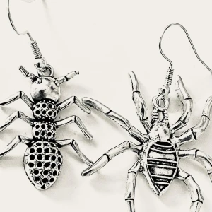 Made by prisförslag - 1 myra + 1 spindel(bild1) örhängen par - Vill man ha spindel bild 2 eller orm så går det 