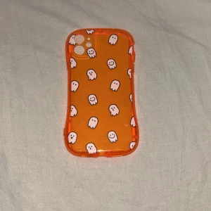 Ett gulligt halloween skal  - Jag säljer ett gulligt Halloween skal med små spöken på. Passar perfekt för dig som gillar Halloween och vill ha en extra liten touch på de hela. 