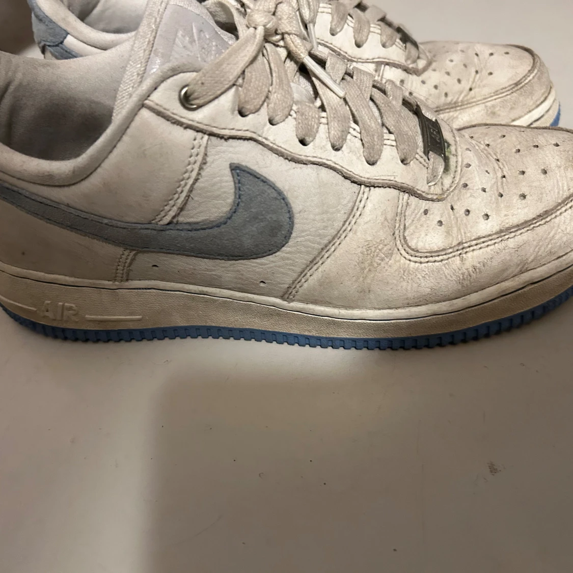 Nike Air Force med blå sula - 1
