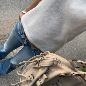 Blå bootcut jeans - Los rise flare. Mina favorit jeans men tyvärr blivit för korta, de är sprättade längst ner och lite frasiga annars bra skick. Inga skam bud säljer för längst detta pris. Inga mått men jag är 171.