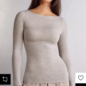 Beige långärmad topp - Snygg och stilren beige långärmad topp i ett mjukt material. Perfekt för lager-på-lager eller att bära som den är. Den har en tight passform som framhäver figuren.