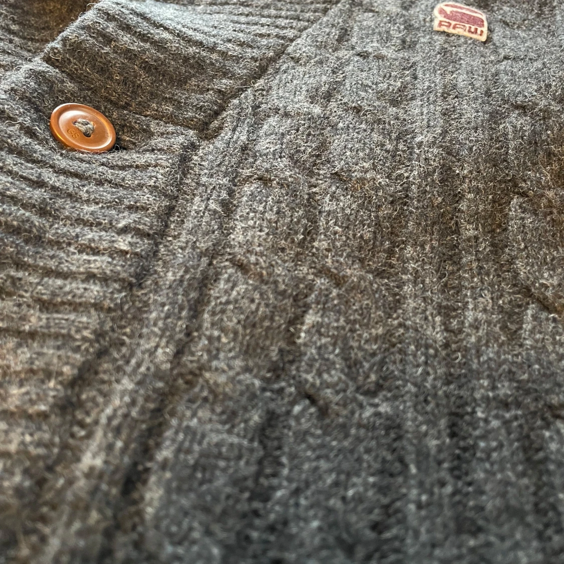 Mörkblå ribbad kofta från Raw - 4