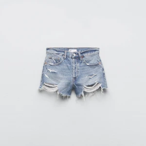 Blå jeansshorts från Zara - Snygga ljusa jeansshorts från Zara, köpt före sommaren men inte använda mycket, i storlek 36💗medelhög midja