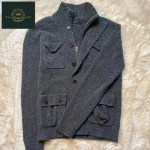 Grå stickad cardigan  - Snygg grå stickad kofta med både dragkedja och knappar framtill. Perfekt för kyligare dagar. Skick 10/10 och inga defekter. Tveka inte på att ställa frågor