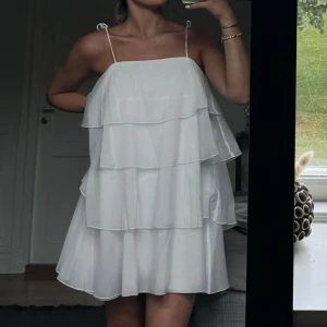 Vit klänning  - Säljer min vita klänning från Gina som aldrig kommit till användning. Prislappar sitter fortfarande kvar💞 pris kan diskuteras💞