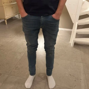 Blå jeansbyxor - Säljer ett par tiger of Sweden jeans i skick 9/10. Strl 31 34 och nypris ligger ungefär 1600 men jag säljer för endast 400. Hör av er för fler frågor!