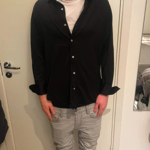 Massimo Dutti skjorta - Säljer denna riktigt snygga Massimo dutti skjorta. Skicket är riktigt fint och det finns knappt något tecken på användning. Nypriset ligger på 700 kr. Skriv vid minsta fundering.