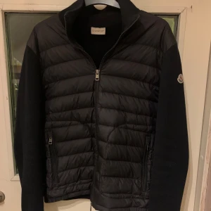 Moncler cardigan  - Äkta moncler cardigan. Skick 8,5/10 pga av liten defekt annars bra skick, den är navy blå och är storlek M. Har digitalt kvitto.