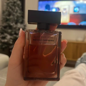 Musc Noir Rose från Narciso Rodriguez - Elegant parfymflaska i en djupt rosa nyans från Narciso Rodriguez. Musc Noir Rose. Toppnoter: bergamott, plommon & rosa peppar. Mellannoter: mysk, ros & tuberos. Basnoter:vanilj 