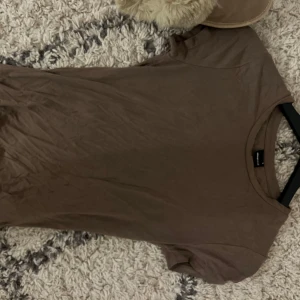 Brun t-shirt från Gina Tricot - Brun t-shirt från Ginatricot.