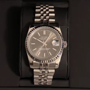 Seiko Obsidian Mod - Seiko Obsidian Mod 36mm, NH35 Automatisk Urverk och Jubilee Justerbar länk. Kommer dessutom med box + verktyg för att justera längden.