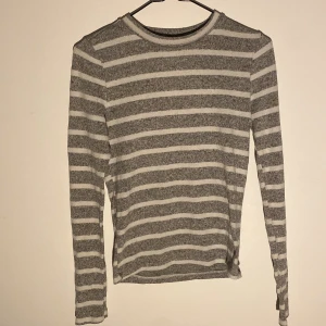 grå och vit randig tröja - fin, bekväm tight tröja med vita randiga ränder på den gråa tröjan. passar perfekt dör en XXS-XS-S! änvänt max två ggr och har ings fettfläckar wller fläckar alls.