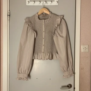 Puffig tröja - Längden på armarna ser långa ut men när man sätter på sig det blir det mindre