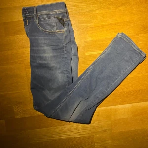 Blå jeans från Replay - Snygga blå jeans från Replay i modellen Grover med passform slim 