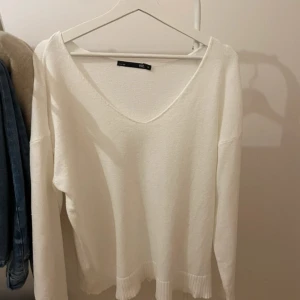 Vit stickad tröja - Jättefin vit stickad tröja. Den är från lager 157 och jag säljer den för att den tyvärr är för stor. Det är stl M men skulle mer säga L/M. På bild 5 ser ni en jätteliten skada som är lätt att fixa själv. Skriv till mig om ni har frågor eller vill ha mått❣️