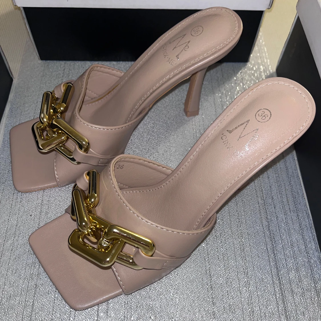 Beige sandaler med gulddetaljer - 1