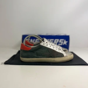 Golden goose  - Unika och sjukt snygga golden goose sneakers i superbra skick🙌. De är egentligen grön/oliv gröna men ljuset på bilden får de att se lite mer grå/blåa ut.👍Det är lite mer en killsko men funkar absolut för både tjejer och killar. Pris kan diskuteras och var inte rädd för att fråga om fler bilder!🌟Box och dustbag medkommer.