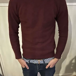 Oscar Jacobsson pullover - Oscar Jacobsson pullover i storlek m. Sitter som s-m