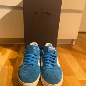 Blå valentino flycrew  - Säljer nu mina flycrew i storlek 42 sick 9/10 alla nitar kvar ny pris 7000 mitt pris 3000.