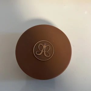 Cream Bronzer  - Säljer en Cream Bronzer i nyansen Caramel från Anastasia Beverly Hills. Denna bronzer har en krämig konsistens och kommer i en rund burk med skruvlock. Perfekt för att ge ansiktet en solkysst look. Säljer pågrund av att jag köpt fel färg 🫶pris går att diskutera 